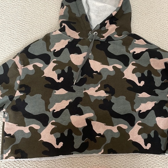 Camouflage Cropped Hoodie Sweatshirt - Picture 7 of 7